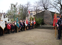 Pod Pomnikiem Poległych i Pomordowanych w Żelechowie