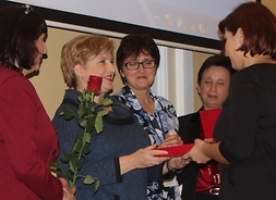 Elżbieta Lanc z nagrodzonymi pracownikami społecznymi