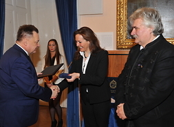Marszałek odbiera nagrodę z rąk sekretarza stanu w Kancelarii Premiera ds. projektów rozwojowych finansowanych ze środków UE Eszter Vitalyos oraz przewodniczącego komitatu Peszt Istvana Szabo.