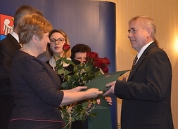Elżbieta Lanc, członek zarządu województwa mazowieckiego, wręcza dyplomy uznania