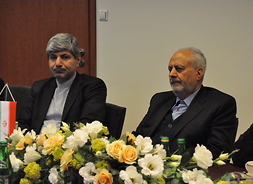 powiększ: od lewej ambasador Islamskiej Republiki Iranu Ramin Mehmanparast i zastępca gubernatora prowincji Chorasan