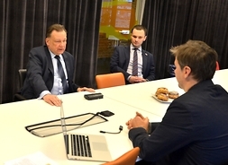 powiększ: z przedstawicielem Google Campus Warsaw rozmawiają przy stole marszałek Adam Struik i dyrektor departamentu Rowoju Regionalnego i Funduszy Europejskich