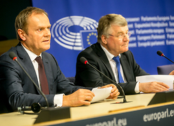 Dyskusja członków Europejskiego Komitetu Regionów z przewodniczącym Rady Europejskiej Donaldem Tuskiem (przy stole siedzi z przewodniczący Markku Markkula)