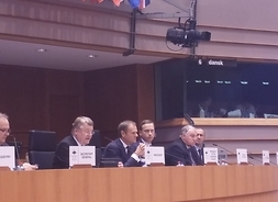 wystąpienie Przewodniczącego Rady Europejskiej Donalda Tuska przy stole plenarnym