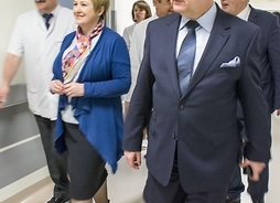 Członek zarządu Elżbieta Lanc i marszalek Adam Struzik z pracownikami szpitala