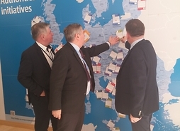 Marszałkowie Sosnowski, Struzik i Stępień przy mapie inicjatyw władz lokalnych i regionalnych w Europejskim Komitecie Regionów