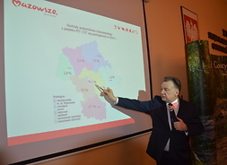 marszałek Adam Struzik omawia poszczególne slajdy prezentacji dotyczącej podziału Mazowsza