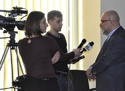 Dyrektor Gałązkowski udziela wywiadu lokalnym mediom