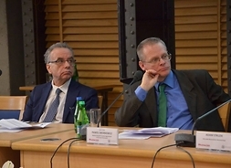 prof. Krzysztof Opolski i prof. Paweł Swianiewicz słuchają prezentacji