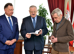 Artysta na spotkaniu z marszałkiem Adamem Struzikiem oraz dyrektorem Tadeuszem Skoczkiem