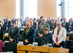 minuta ciszy podczas 117 sesji plenarnej członków KR ku pamięci ofiar zamachów terrorystycznych w Brukseli