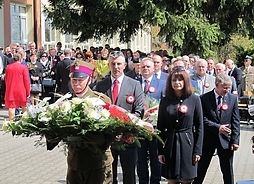 Złożenie kwiatów podczas obchodów uchwalenia Konstytucji 3 maja w Garwolinie