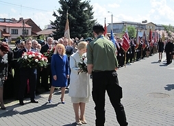 Elżbieta Lanc, członek zarządu województwa mazowieckiego, składa wiązankę w Węgrowie