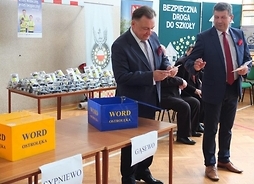 Bezpieczna droga do szkoły w Sypniewie - marszałek Adam Struzik losuje nagrody