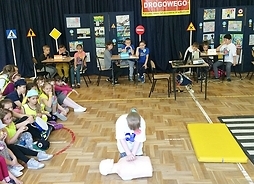 Akademia Ruchu Drogowego w Radomiu - dzieci uczą się pierwszej pomocy
