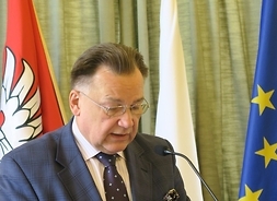 Przy mównicy stoi marszałek województwa mazowieckiego Adam Struzik.