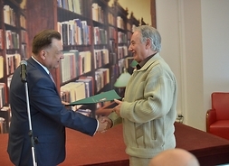 Wręczenie Medalu Pamiątkowego „Pro Masovia” - marszalek Adam Struzik wręcza dyplomy pracownikom biblioteki