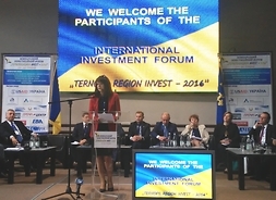 Wicemarszałek Janina Ewa Orzełowska podczas sesji plenarnej forum