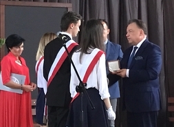 Marszałek SAdam Struzik wręcza medale pamiątkowe