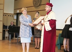 Elżbieta Lanc, członek zarządu województwa mazowieckiego, wręcza medal pamiątkowy Pro Masovia