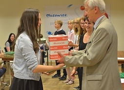 uczennica gimnazjum odbiera nagrodę za drugie miejsce