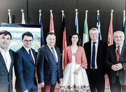 do zdjęcia pozują marszałek Struzik, przewodniczący Europejskiego Komitetu Regionów Markku Markkula, przedstawiciele Ptak Warsaw Expo