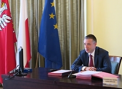 Przewodniczący Sejmiku Województwa Mazowieckiego Ludwik Rakowski przy stole prezydialnym