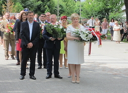 Członek zarządu Elżbieta Lanc składa kwiaty pod pomnikiem Paderewskiego