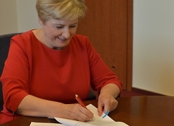 Elżbieta Lanc podpisuje umowę
