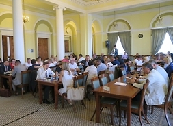 Widok na salę obrad – przy stołach siedzą radni województwa mazowieckiego