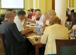 Przy stole siedzą radni Klubu Polskiego Stronnictwa Ludowego