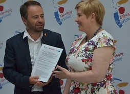 CZłonek zarządu Elżbieta Lanc i zastępca prezydenta Michał Olszewski prezentują podpisaną umowę