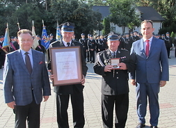 przedstawiciele OSP Słupno prezentują dyplom i medal