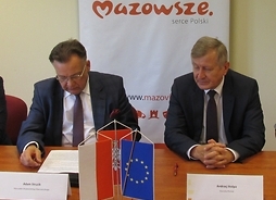 Marszałek i starosta płoński przy stole prezydialnym