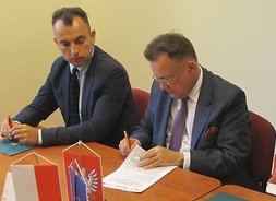 Marszałek Adam Struzik podpisuje umowę na inwestycje w powiecie płońskim