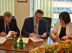 Przedstawiciele powiatu żyrardowskiego w trakcie podpisywania umów