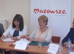 Umowy z beneficjentami podpisały wicemarszałek Janina Ewa Orzełowska i członek zarządu Elżbieta Lanc