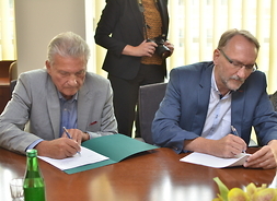 przedstwiciele Centrum Kompleksowej Rehabilitacji w Konstancinie-Jeziornie w trakcie podpisywania umowy