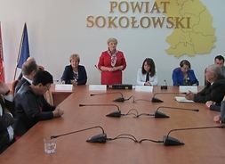 Wicemarszałek Janina Ewa Orzełowska i członek zarządu Elżbieta Lanc omawiają problemy opieki zdrowotnej i bezpieczeństwa na Mazowszu