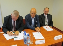 starosta sierpecki Jan Laskowski podpisuje umowę