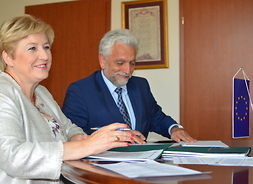 umowy podpisują członek zarządu Elżbieta Lanc i wójt gminy Nieporęt