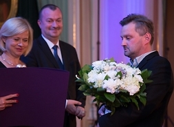 – Paweł Marzec odebrał statuetke w imieniu laureata w kategorii „sztuki plastyczne” Borisa Kudlički