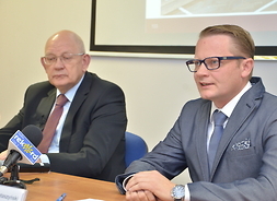 Dyrektor Waldemar Kuliński i dyrektor Krzysztof Łaptaszyński