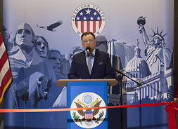 Marszałek Adam Struzik przemawia podczas otwarcia Amerykańskiego Centrum Kultury