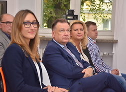 rzecznik urzędu marszałkowskiego, marszałek województwa i dyrektor MIK słuchają prezentacji