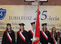 uczniowie szkoły w Kozienicach stoją ze sztandarami
