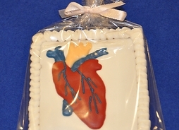Ciastko z dekoracją w kształcie narządu - serca