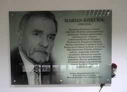 Tablica upamiętniająca burmisztrza Łochowa w I rocznicę śmierci