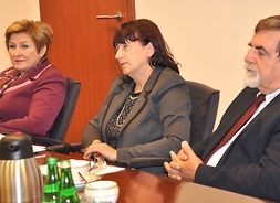 członek zarządu Elżbieta Lanc oraz przedstawiciele urzędu marszałkowskiego i MSPS