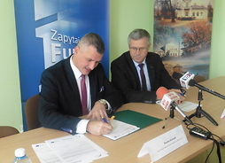 członek zarządu Rafał Rajkowski oraz prezes Roman Korczak podpisują umowy
